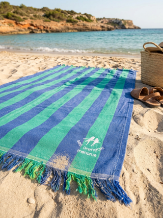 Toalla de playa azul y verde con logo