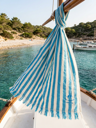 Toalla de playa azul y blanco con Logo Ses Orenetes
