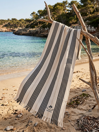 Toalla de playa rayas negro y beige con logo de Ses Orenetes