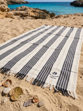 Toalla de playa rayas negro y beige con logo de Ses Orenetes