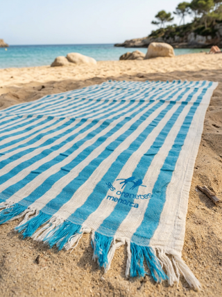 Toalla de playa azul y blanco con Logo Ses Orenetes