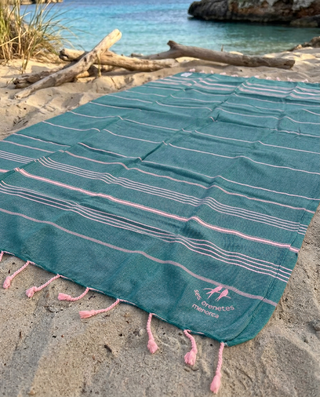 Toalla de playa Delamer verde agua con logo de Ses Orenetes