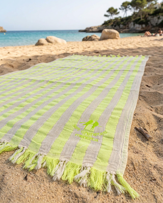 Toalla de playa Melody amarillo con logo de Ses Orenetes