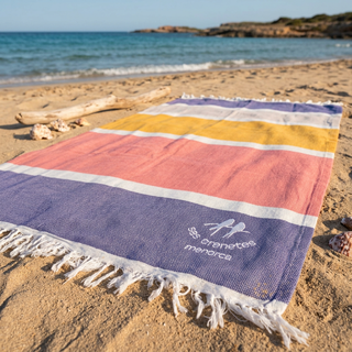 Toalla de playa Rayas horizontales turquesa, añil, marino y blanco con logo de Ses Orenetes