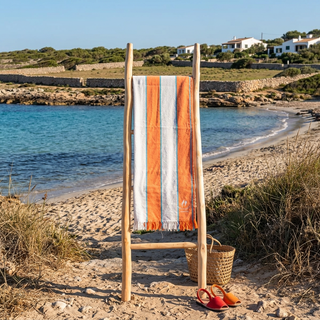 Toalla de playa Fresco coral y turquesa con logo de Ses Orenetes