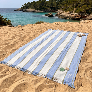 Toalla de playa Fresco verde y azul con logo de Ses Orenetes